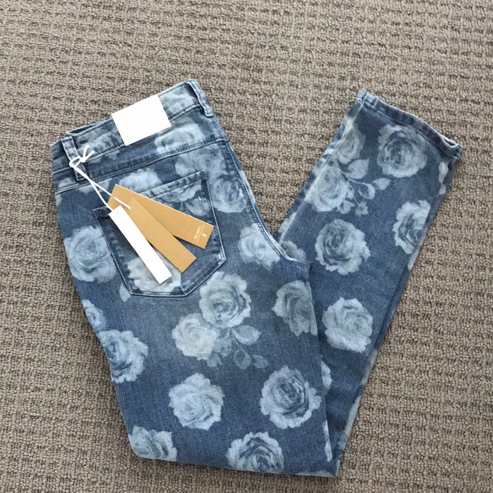 Blue jeans with rose detail